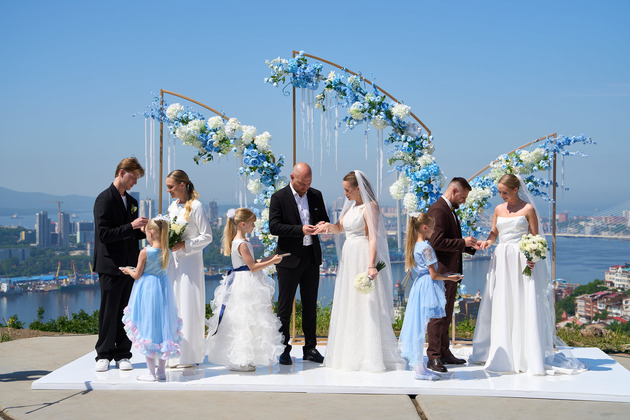 RUSSIA-VLADIVOSTOK-GROUP WEDDING