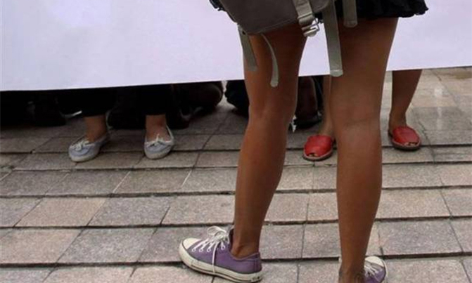 Turkey arrests man who kicked woman 'for wearing shorts' Turkey arrests man who kicked woman 'for wearing shorts'