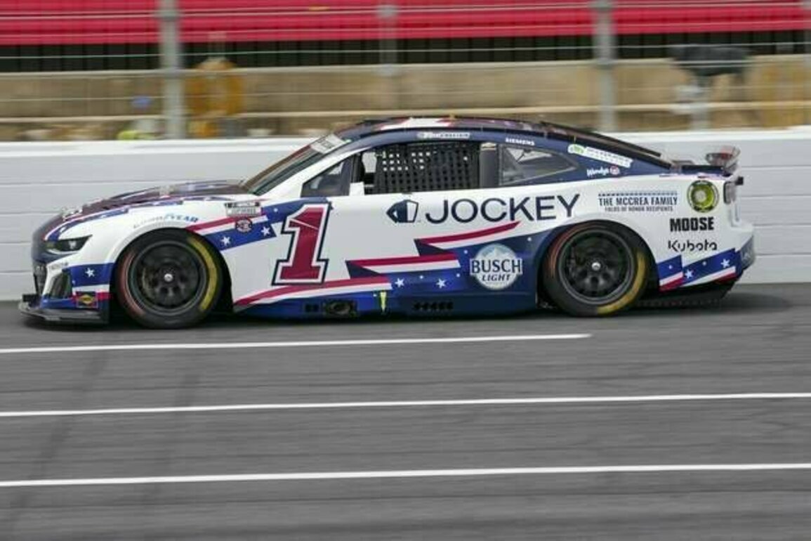 Ross Chastain chases down William Byron, wins the 600