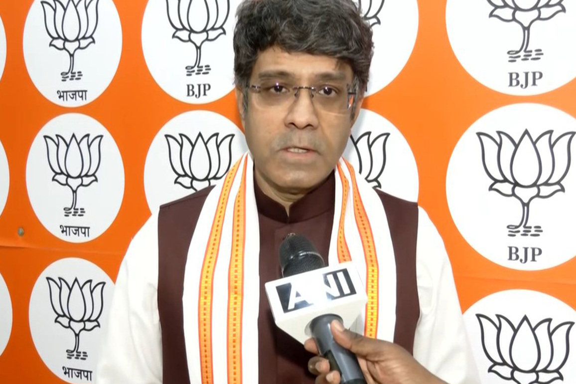 "Congress leaders appreciating PM Modi's foreign policy a welcome change:" CR Kesavan on Shashi Tharoor's West Asia statement