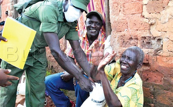 Resty Nabasinge omutuuze mu Kisenyi nga musanyufu ng’omuserikale ali ne ssentebe w’ekyalo Charles Sekiranda nga bamukwasa emmere ye. Resty Nabasinge omutuuze mu Kisenyi nga musanyufu ng’omuserikale ali ne ssentebe w’ekyalo Charles Sekiranda nga bamukwasa emmere ye.