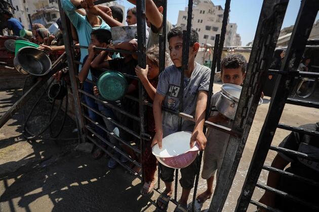 Mideast in Pictures: Long wait for food in starving Gaza