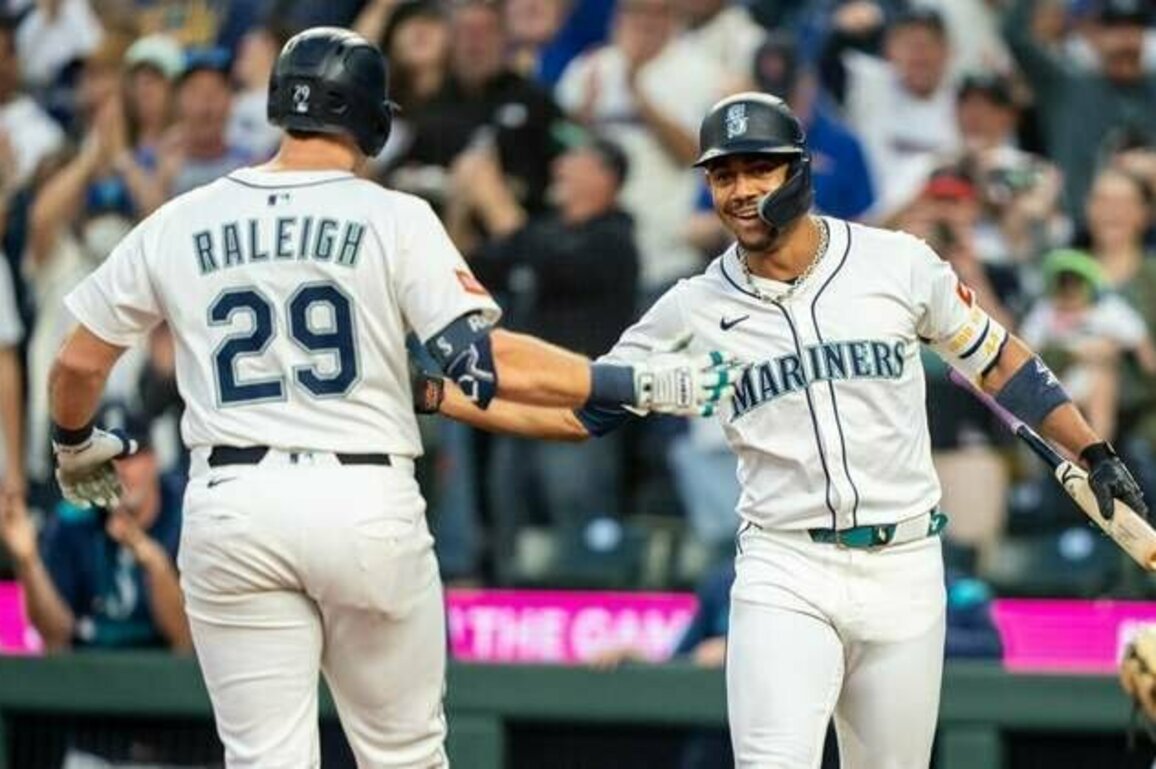 Cal Raleigh reaches 60 HRs as Mariners clinch AL West title