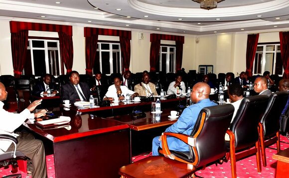 Pulezidenti Museveni ng'annyonnyola akakiiko ka Palamenti ak’ensonga z’ebyamateeka akamutuukiridde mu maka ge Ntebe okumubuuza ku by’okuggyawo ekkomo ku myaka gya Pulezidenti. Pulezidenti Museveni ng'annyonnyola akakiiko ka Palamenti ak’ensonga z’ebyamateeka akamutuukiridde mu maka ge Ntebe okumubuuza ku by’okuggyawo ekkomo ku myaka gya Pulezidenti.