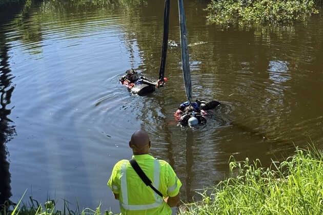 Large gators keep Fla. PD rescuers away from driver in submerged truck