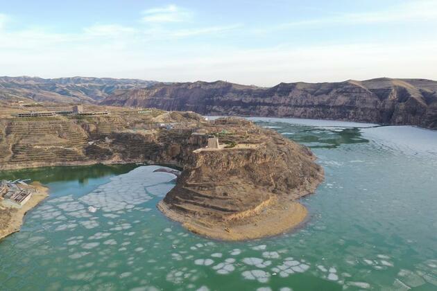 60"FlyOverChina | Spring thaw comes to Laoniuwan section of Yellow River in N China