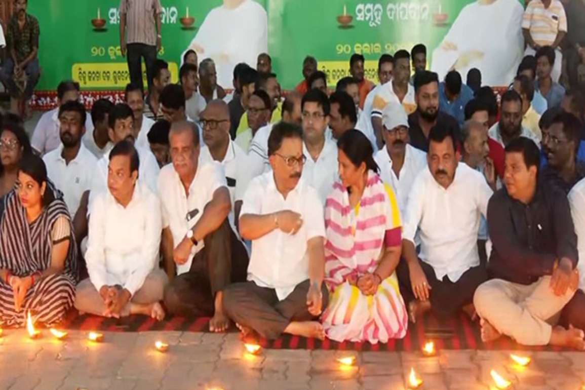 BJD hold 'Deepdaan' at Lingaraj Temple in Bhubaneswar, pray for Puri incident victim's recovery