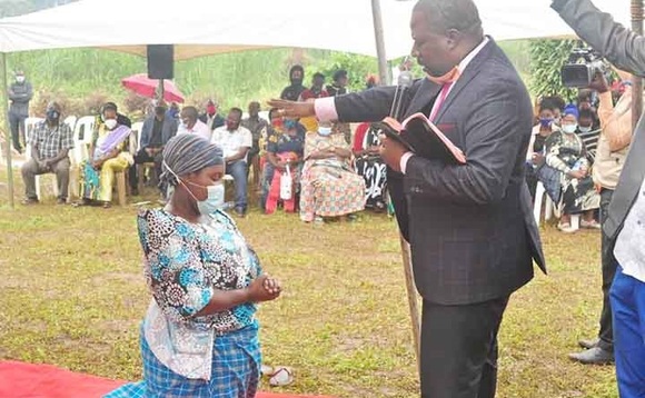Paasita Kiganda ng'asabira omusika Nandawula. Paasita Kiganda ng'asabira omusika Nandawula.