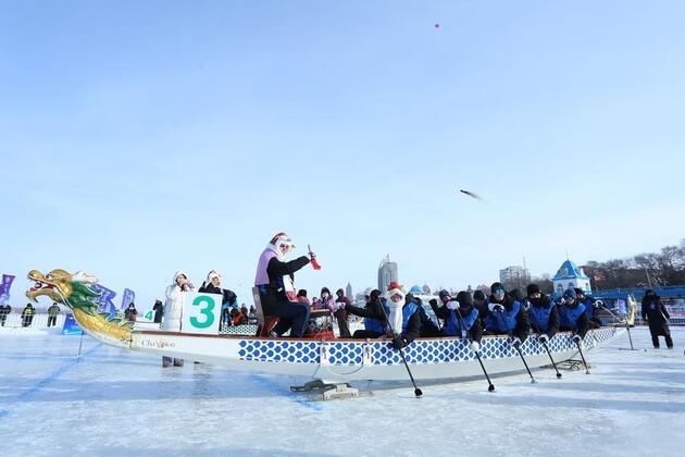 Ice dragon boat race bridges Cambridge, Oxford youth with Chinese peers