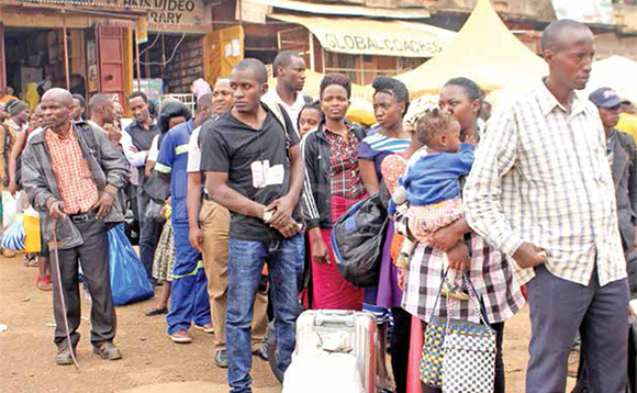 Abantu nga bakonkomadde mu ppaaka ya bbaasi e Mbarara olwa bbaasi obutalabikako ate nga n’ebbeeyi yeekanamye. Abantu nga bakonkomadde mu ppaaka ya bbaasi e Mbarara olwa bbaasi obutalabikako ate nga n’ebbeeyi yeekanamye.