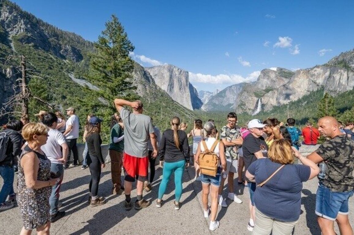 Yosemite overrun with tourists after reservation system scrapped 