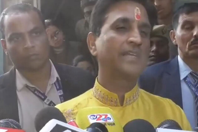 "A leader from the South, whose grandfather's name is synonymous with the name of Ram, says that Ram does not exist", says poet Kumar Vishwas at Udeesha program