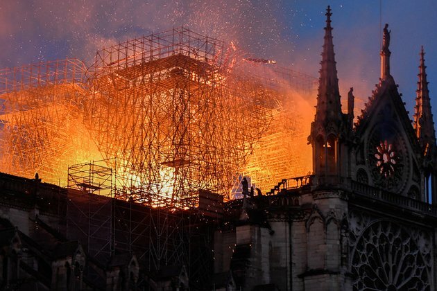 How did Russians react to the Notre-Dame blaze