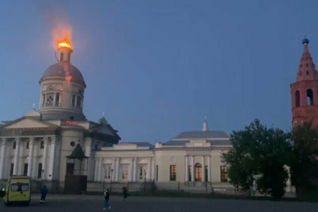 Ukrainian attack destroys Russian church dome 
