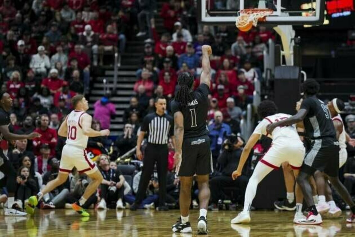 Ryan Conwell scores 25 as No. 6 Louisville spoils Cincinnati upset bid