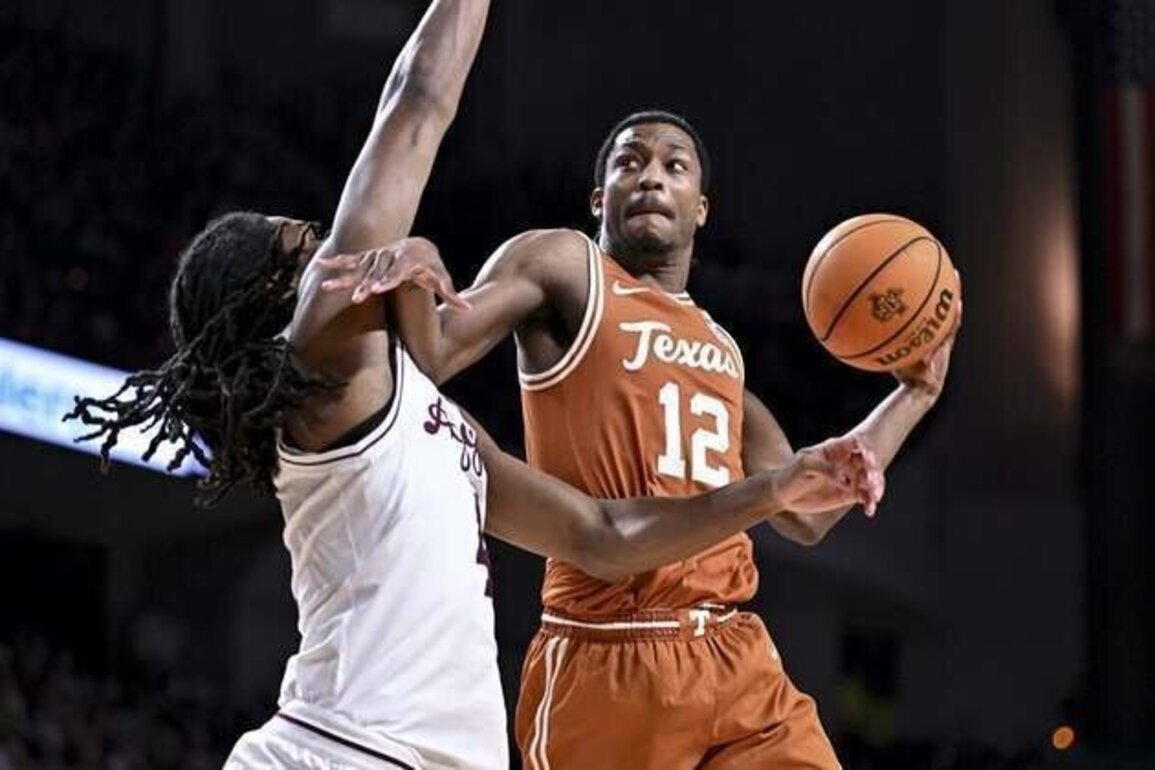Texas closes strong, slips past Texas A&M to split season series