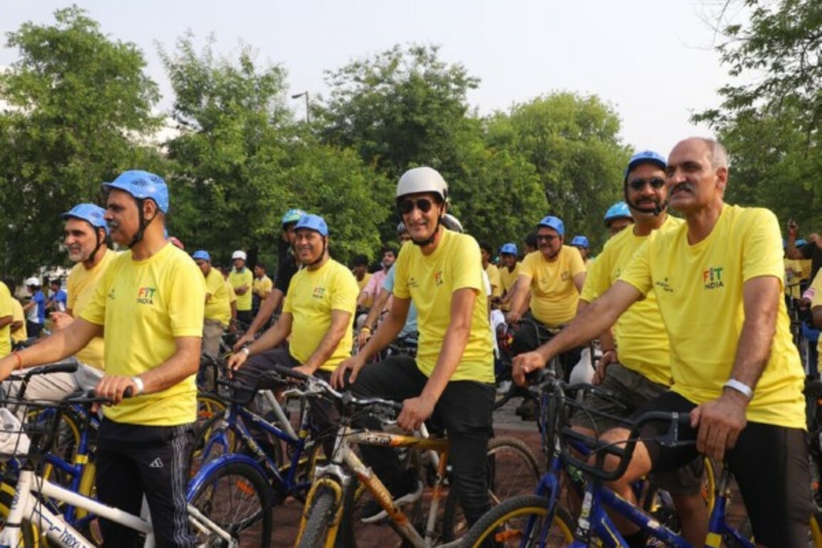 PEFI national secy, ex-Asian champion lead nationwide 'Fit India Sundays on Cycle' in Delhi; More than 15,000 cyclists pedal for health on Father's Day