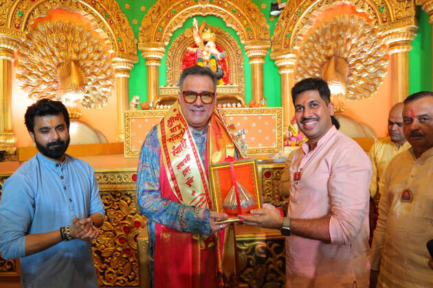 Pune: Boman Irani performs Maha aarti at Bhausaheb Rangari Ganpati Mandal, calls Ganesh Utsav 'festival of unity'