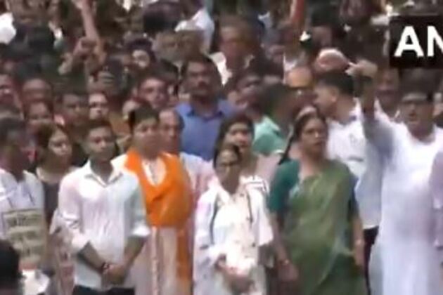 Mamata Banerjee leads protest march alleging harassment of Bengali-speaking people in BJP-ruled states