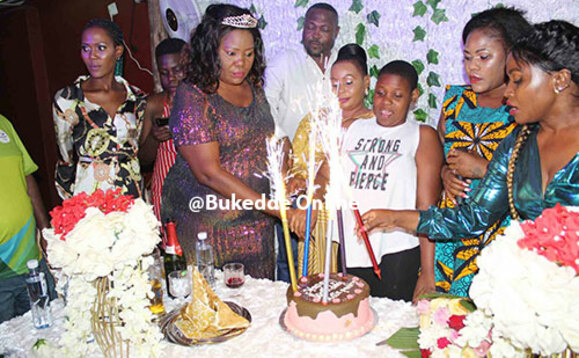 Ritah penny ow'okubiri ku kkono nga asala keeki ne mikwano gye Ritah penny ow'okubiri ku kkono nga asala keeki ne mikwano gye