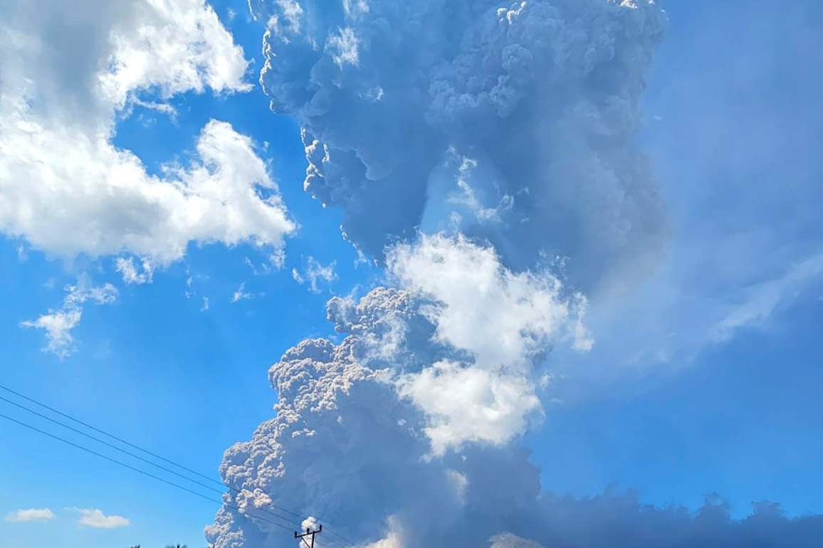 INDONESIA-EAST FLORES-MOUNT LEWOTOBI LAKI-LAKI-ERUPTION