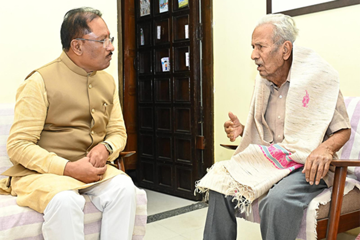 Chhattisgarh CM Vishnu Deo Sai meets eminent Hindi author Vinod Kumar Shukla at his residence