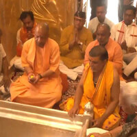 CM Yogi, Governor Anandiben offer prayers at Kashi Vishwanath Temple in Varanasi