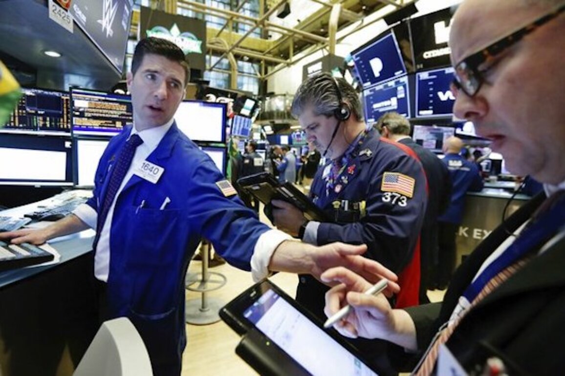 Volatile day on Wall Street, major indices finish little changed