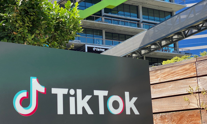 US to ban TikTok downloads, block WeChat use US to ban TikTok downloads, block WeChat use