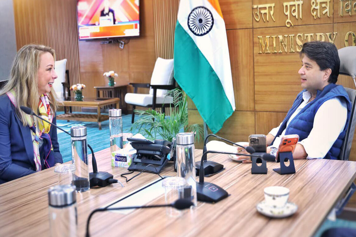 Scindia, Starlink official hold talks on expanding satellite-based last-mile internet across India
