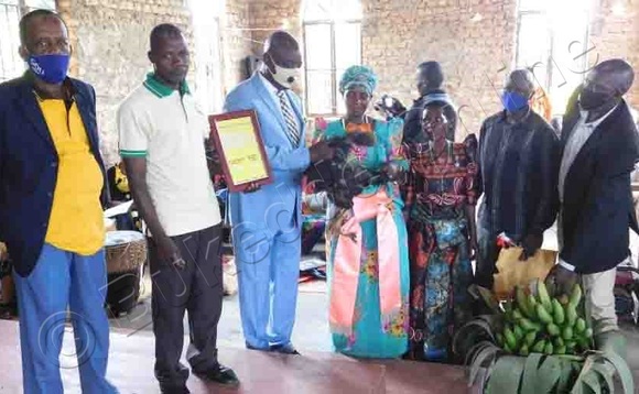 Abamu ku Bakristu b'e Kisitula nga bakwasa Minisita Ssempijja ebimu ku birabo oluvannyuma lw'Emmisa. Abamu ku Bakristu b'e Kisitula nga bakwasa Minisita Ssempijja ebimu ku birabo oluvannyuma lw'Emmisa.