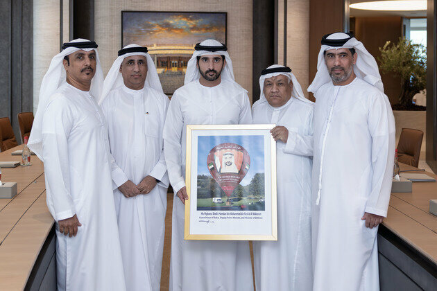 Hamdan bin Mohammed receives UAE Hot Air Balloon Team
