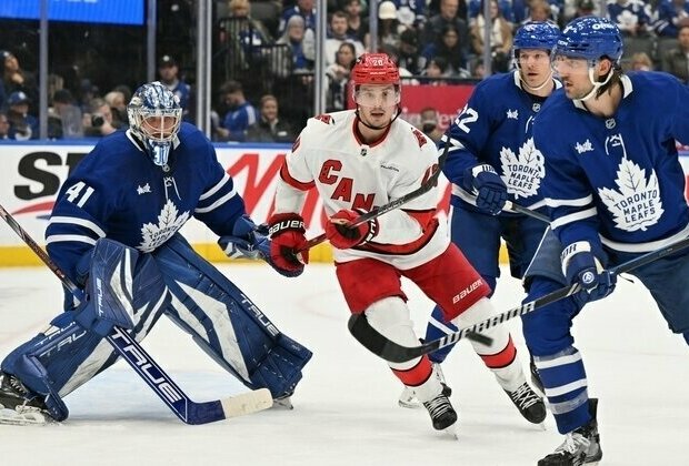 Maple Leafs build big lead, finish off Hurricanes