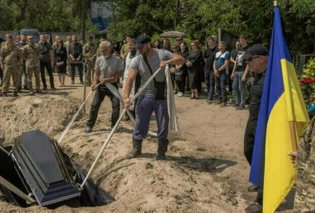 Families of fallen Ukrainian soldiers hold rally to demand more cemeteries