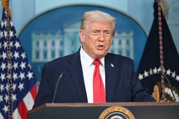 Trump threatens Canada with 100% tariffs over China trade ties