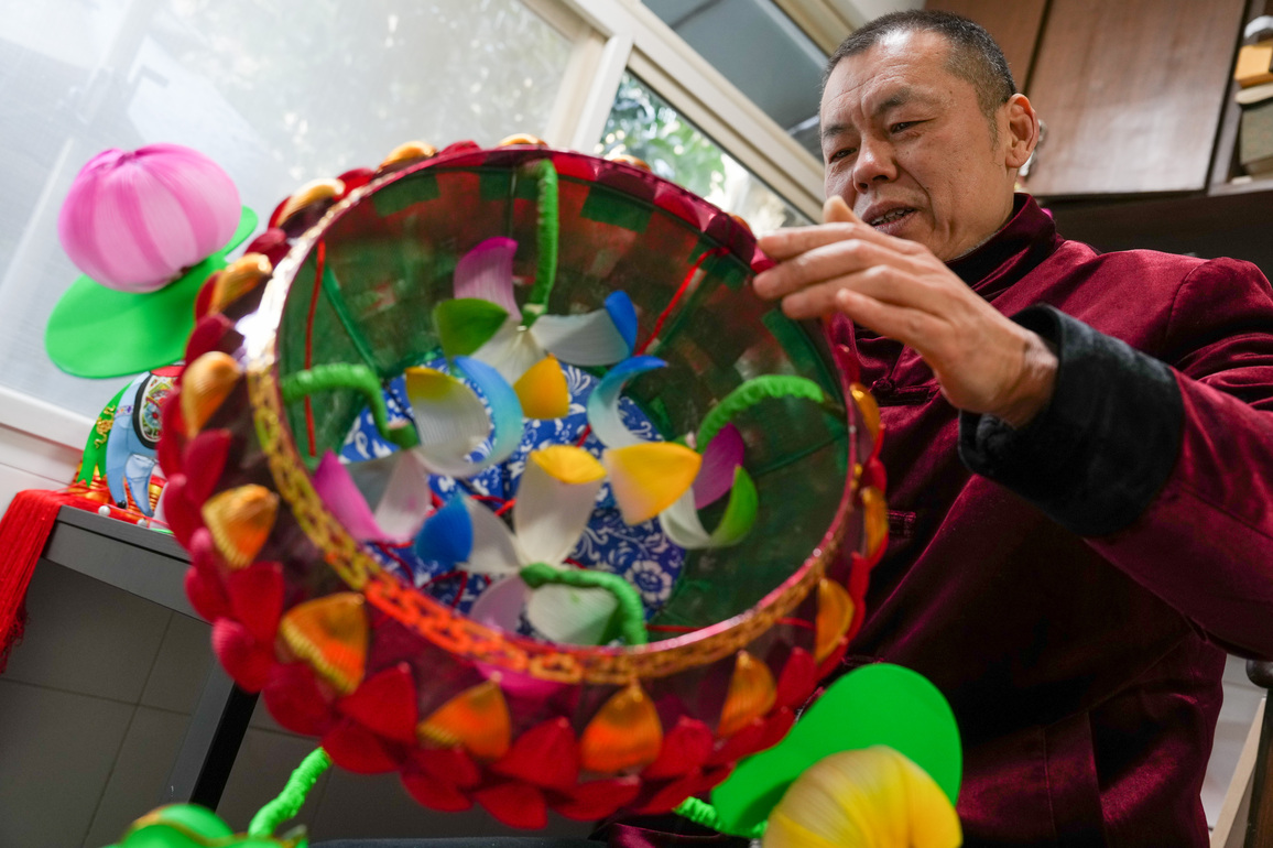 CHINA-JIANGSU-NANJING-LANTERN MAKING-INHERITOR (CN)