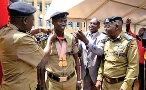 Akulira emizannyo mu Poliisi, AIGP Andrew Sorowen ng’ayambaza Cheptegei ennyota. Akulira emizannyo mu Poliisi, AIGP Andrew Sorowen ng’ayambaza Cheptegei ennyota.