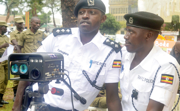 Abapoliisi y’ebidduka nga balaga kkamera ezikozesebwa okukwata abavuga endiima. Abapoliisi y’ebidduka nga balaga kkamera ezikozesebwa okukwata abavuga endiima.