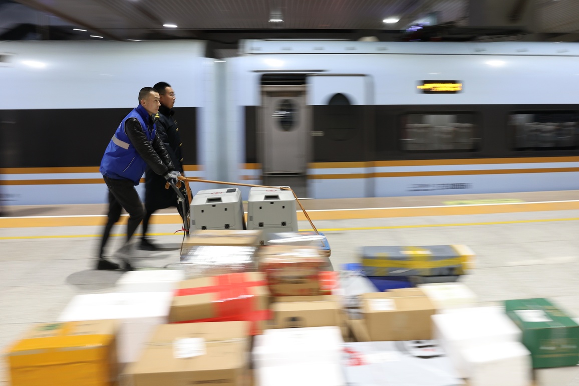 CHINA-GANSU-LANZHOU-RAILWAY-PET PASSENGERS (CN)