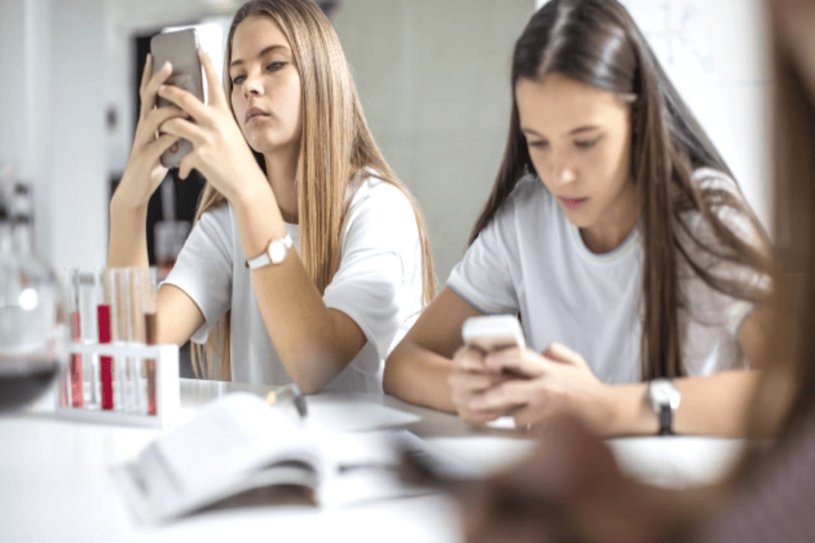 Alabama lawmakers advance proposed ban on cellphones in school