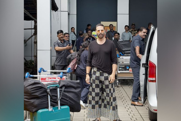 Airport Diaries: Akshay Kumar flaunts gender-fluid fashion in palazzo pants