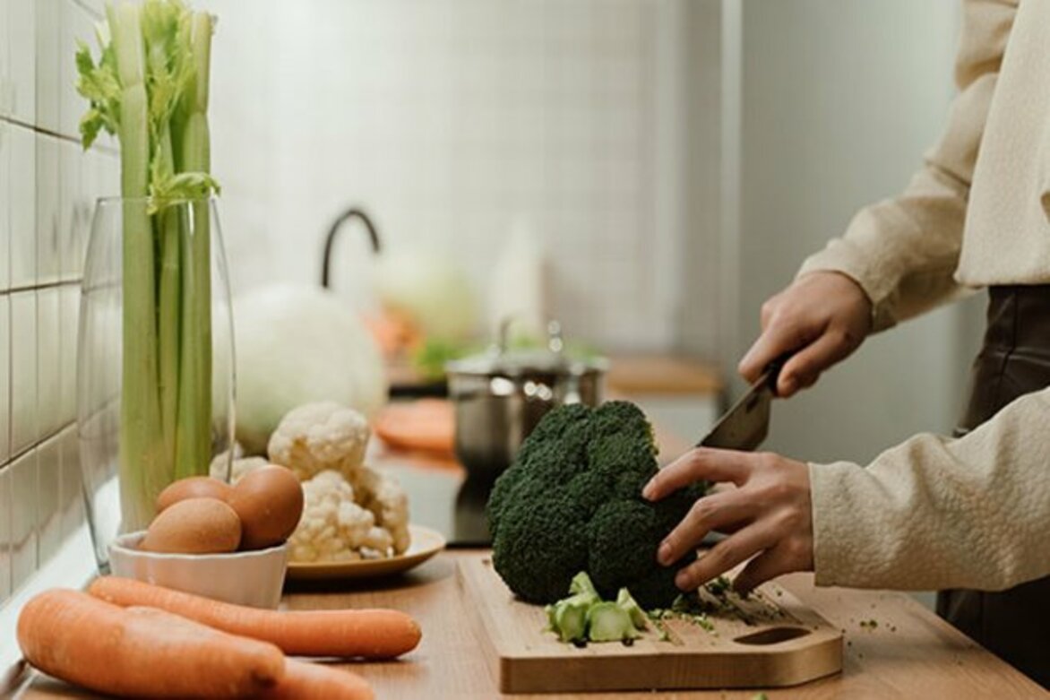 Cutting boards may create microparticles when chopping veggies: Study