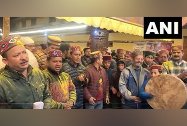 Bairagi community celebrate Holi with traditional songs and Gulal at Kullu's Raghunath Temple