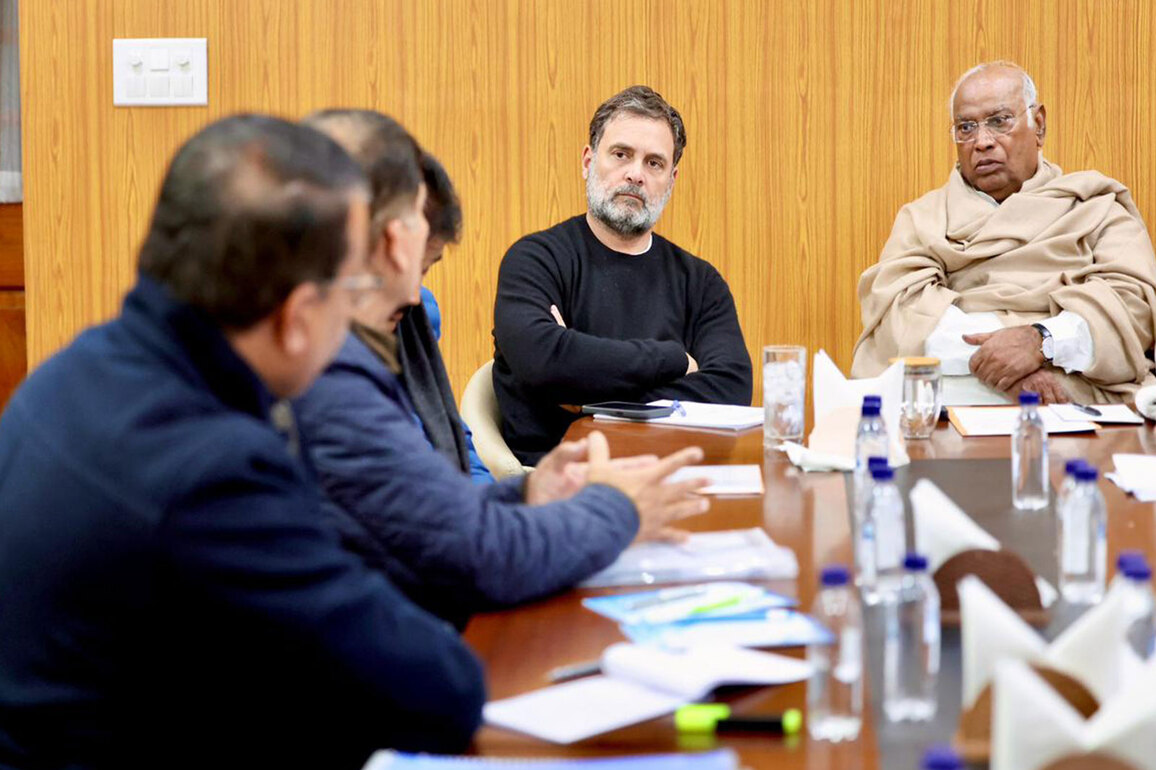Congress holds meeting with Madhya Pradesh leaders in Delhi