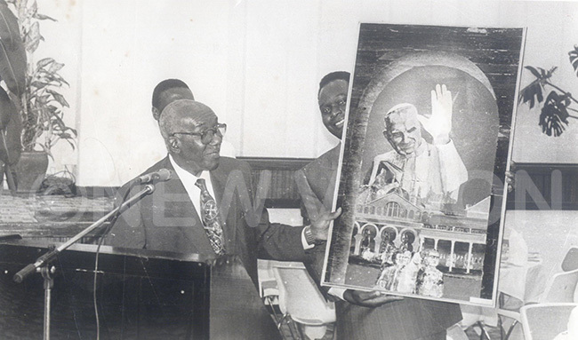  he ice resident r amson isekka auctioning a portrait of ope ohn aul  during a luncheon at ampala heraton otel on unday 24 1992 to raise funds for the opal visit early ebruary