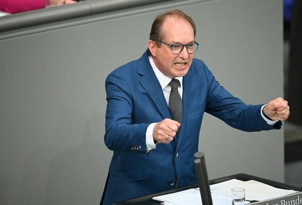 Ukrainians must work top German MP