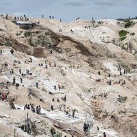 Children among 200 dead in mine collapse