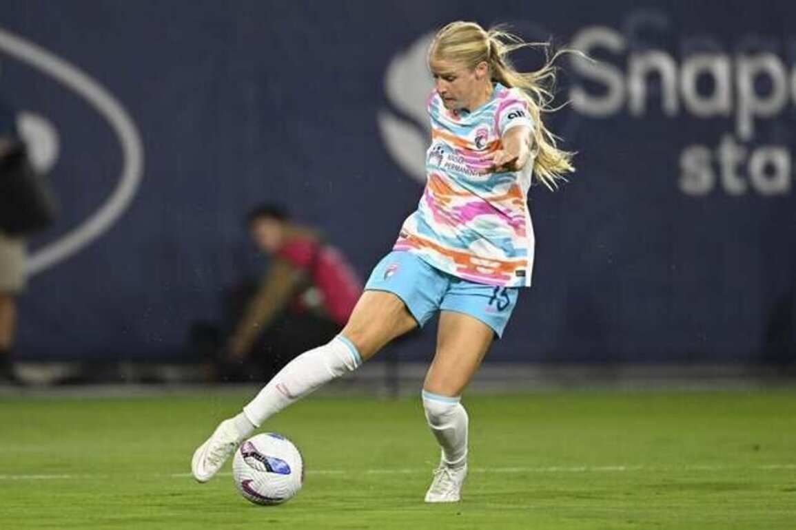 Dash sign two-time NWSL champ F Makenzy Robbe