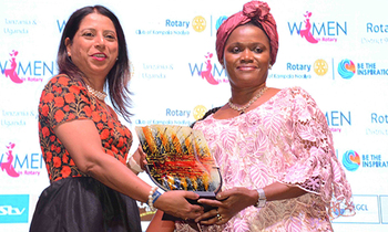 Gavana wa Lotale atwala Uganda ne Tanzania, Sharmila Bhatt ng'akwasa Nnabagereka ekirabo ekimusiima okutumbula ensonga z'abaana abawala mu ggwanga. Gavana wa Lotale atwala Uganda ne Tanzania, Sharmila Bhatt ng'akwasa Nnabagereka ekirabo ekimusiima okutumbula ensonga z'abaana abawala mu ggwanga.