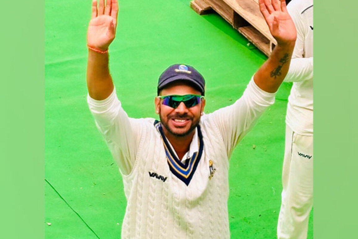 England batsmen would want to take a lead of 250-300 runs, says Manoj Tiwary on Old Trafford Test